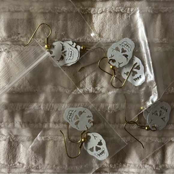 Halloween Skull Earrings - Picture 2 of 2
